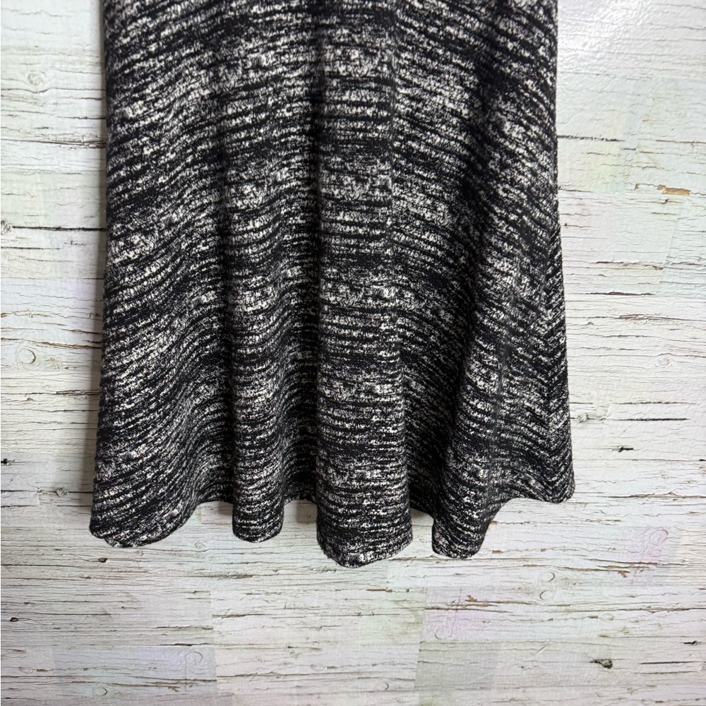 Banana Republic Black and Gray A-Line Skirt size 2 - Picture 2 of 5